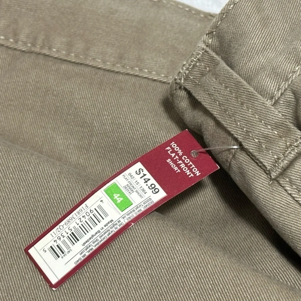 Men’s Merona flat-front khaki shorts. Size 44 with an 11 inch inseam. NEW!!